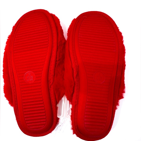NWT Target Bullseye Red Plush Fuzzy Slippers Size M W7-8 M5-6 - Great Gift Idea - Picture 4 of 10